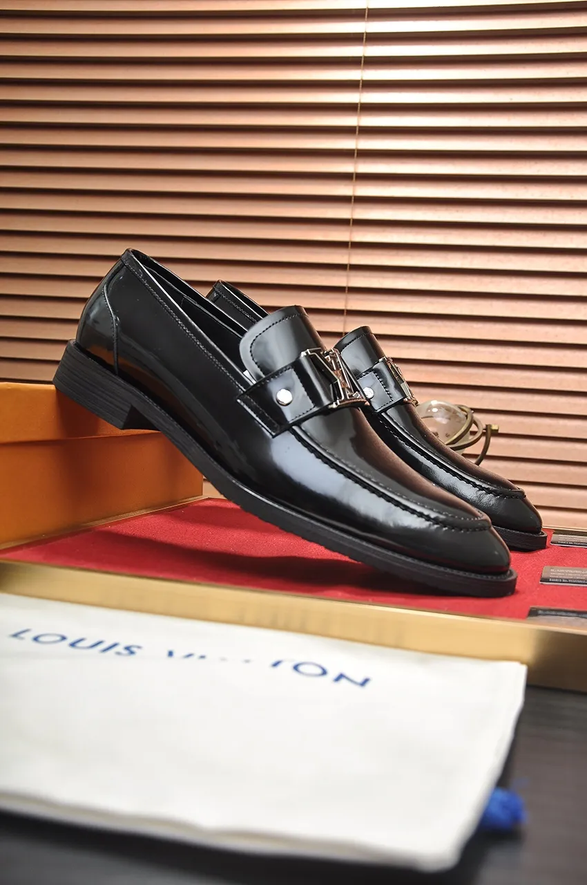 Men's men's shoes 💰500💶 [LV] (original single cowhide lining) 🍀LV's latest genuine leather business suit shoes are launched simultaneously on the official website. The first-layer cowhide imported from Italy is made of heavy gold, 💥official website 1:1 rubber outsole. Versatile to wear, high-end without losing class, and the color combination is extraordinary. This four-season style is alluring when worn on your feet, showing off your big-name flair. Standard code 38-45 (45 customized)